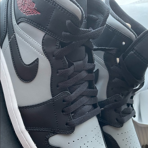 BRAND NEW AIR JORDAN 1 MID SHADOW RED 2021 - Picture 6 of 9